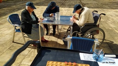 Ponemos a punto nuestro huerto, jugamos a los bolos y cantamos ¡bingo! en el patio