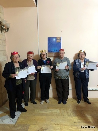 Lar de Noega celebra el Día de Reyes entre coronas y regalos