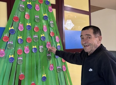 Un árbol de Navidad muy especial en Lar de Noega 