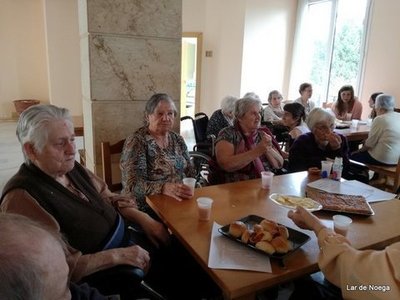 Residentes y jóvenes estudiantes disfrutan de un Encuentro Intergeneracional en Lar de Noega